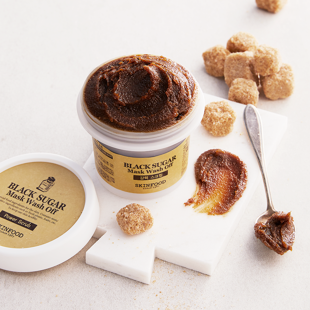 SKINFOOD Black Sugar Mask Wash Off 120g, masque exfoliant à la cassonade noire sur fond blanc, marque SKINFOOD et texture