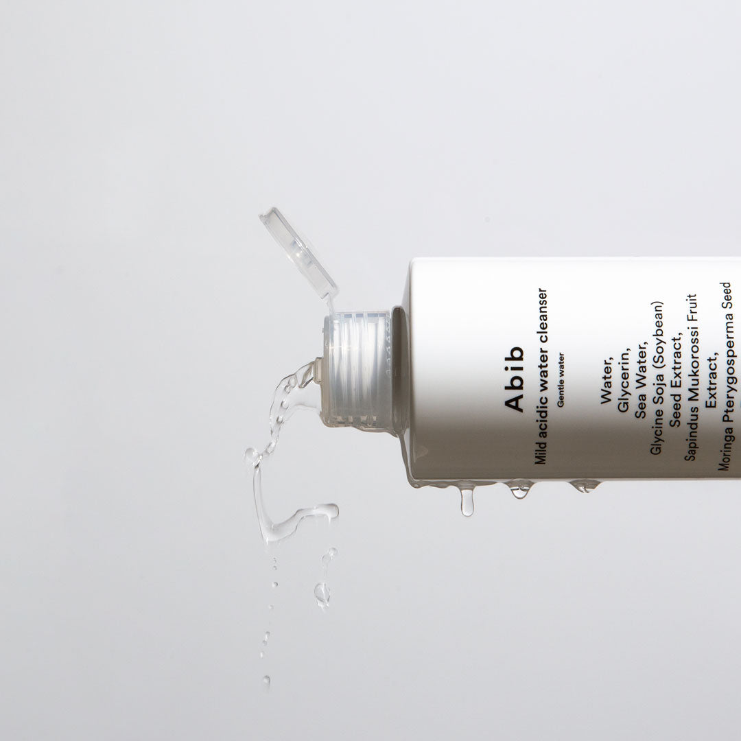 ABIB Mild Acidic Water Cleanser Gentle Water 250ml de la marque ABIB, flacon avec eau, fond clair, gouttes.