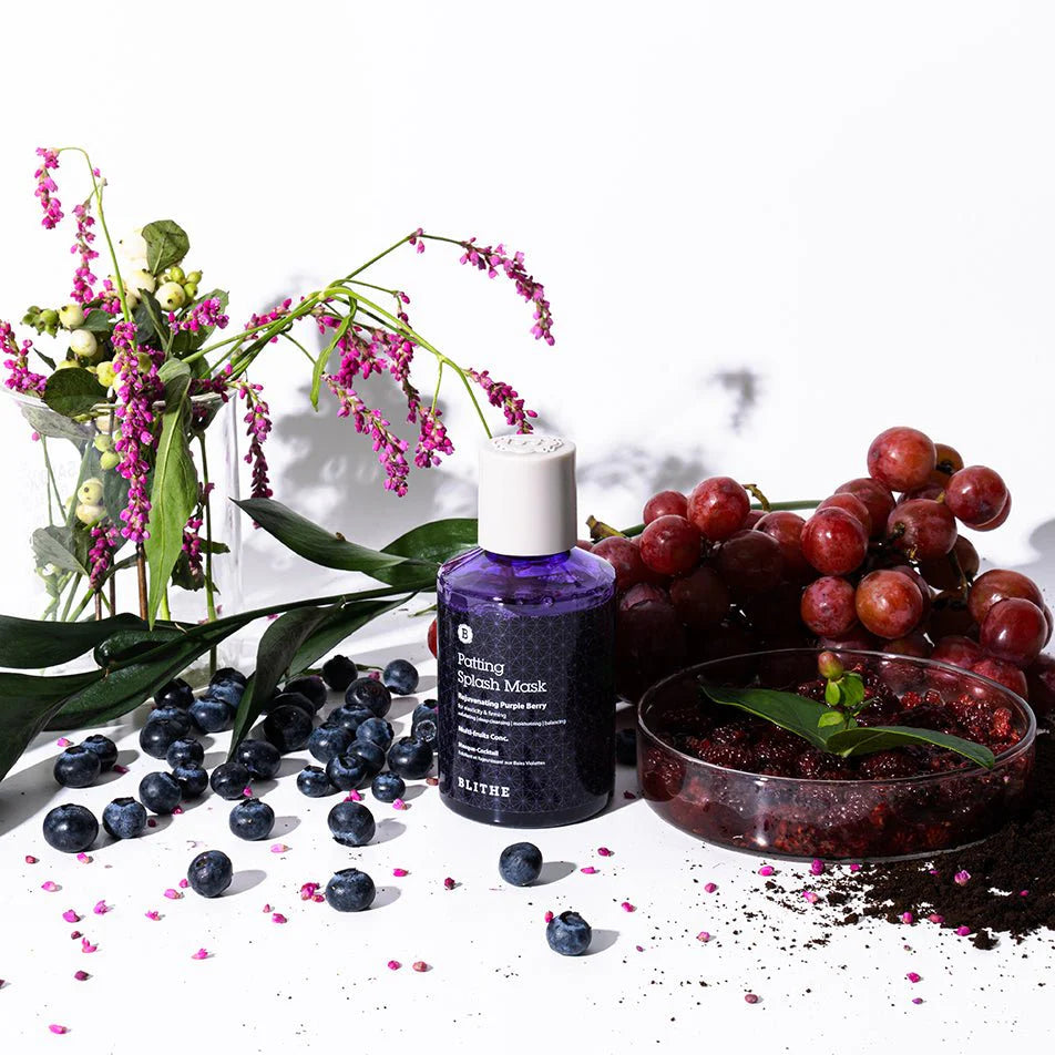BLITHE Patting Splash Mask Rejuvenating Purple Berry 70ml/150ml, flacon violet sur fond blanc, avec baies et fleurs.