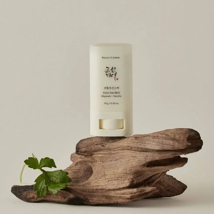 BEAUTY OF JOSEON Matte Sun Stick de la marque Beauty of Joseon, sur bois et feuilles, fond clair, photo produit