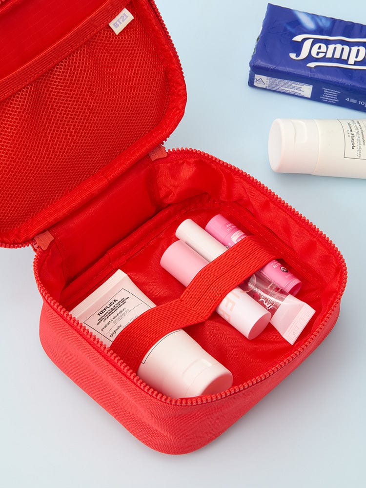 BT21 TATA BASIC MULTI POUCH (M) de LINE FRIENDS, pochette rouge ouverte avec cosmétiques, sur fond blanc.