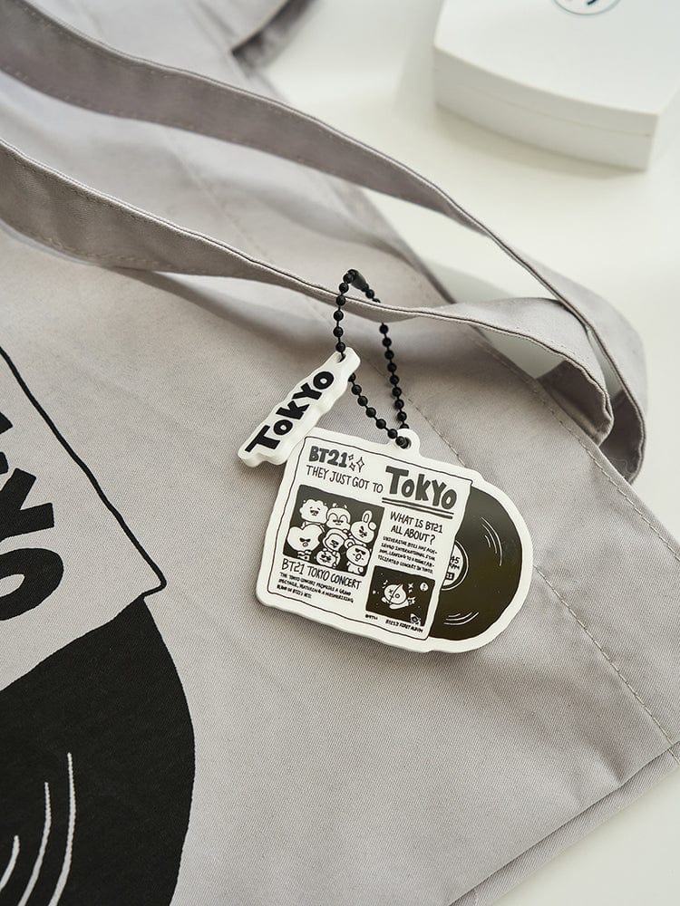 BT21 ACRYLIC KEYRING TOKYO CITY EDITION sur sac, porte-clés Tokyo avec personnages BT21 et LINE FRIENDS, style K-pop.