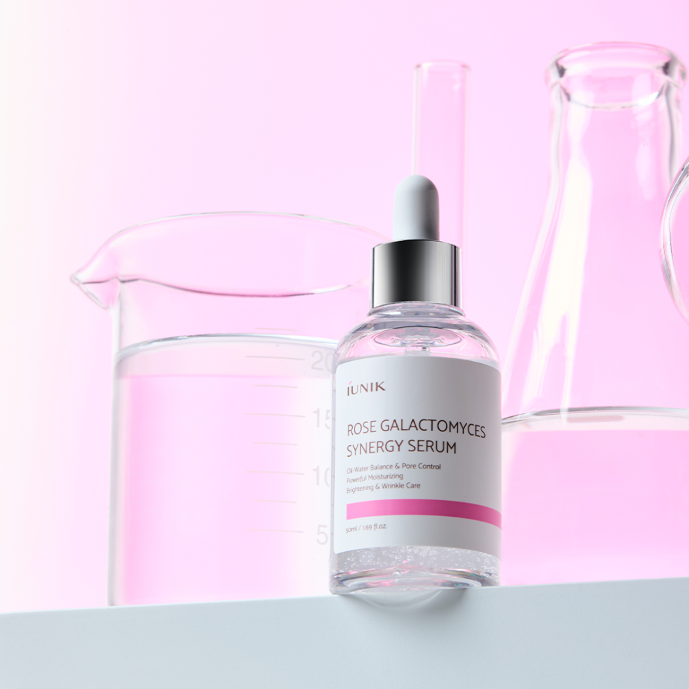 iUNIK Rose Galactomyces Synergy Serum 50ml, flacon sous fond rose, visuels cosmétiques et pipette, marque iUNIK.