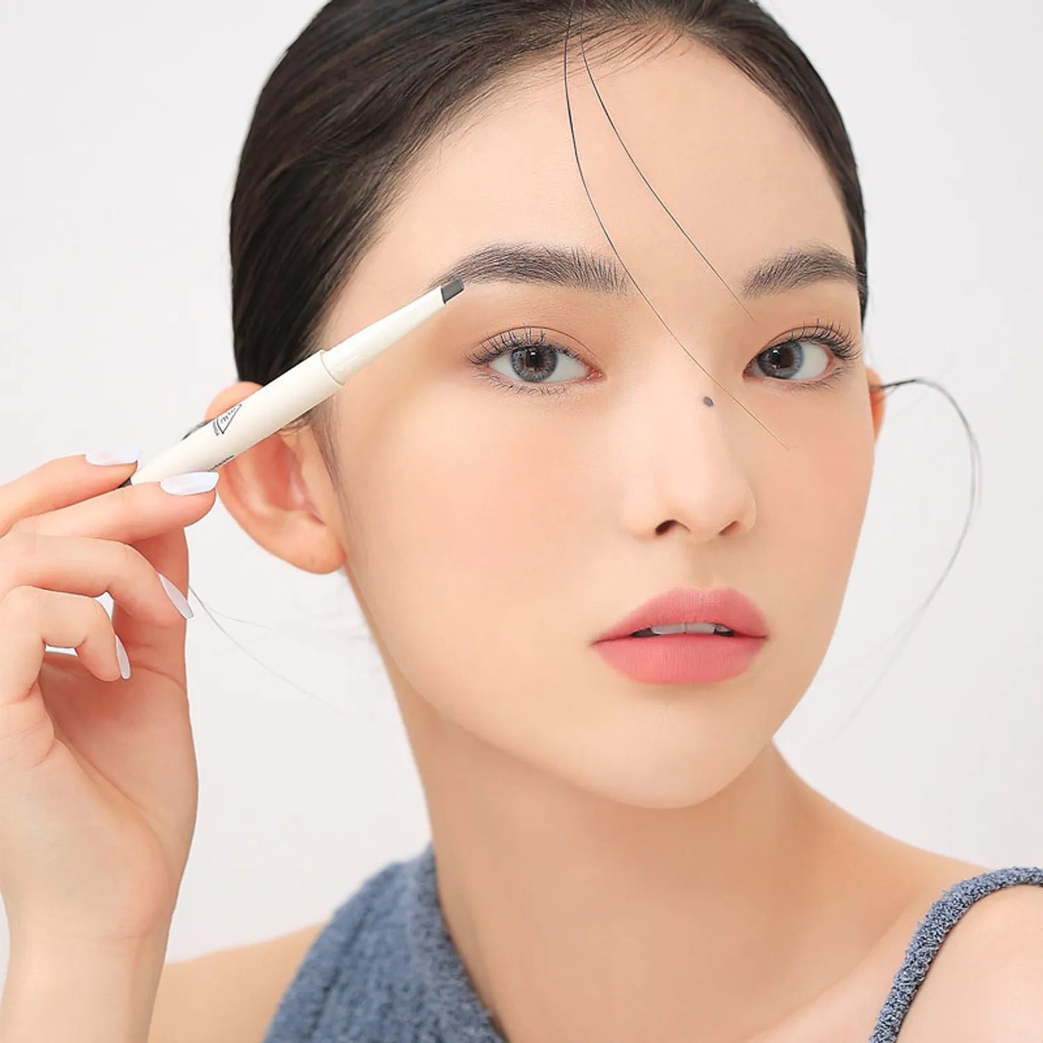3CE Easy Brow Designing Pencil, maquillage sourcils en gros plan sur une femme, marque 3CE et crayon appliqué