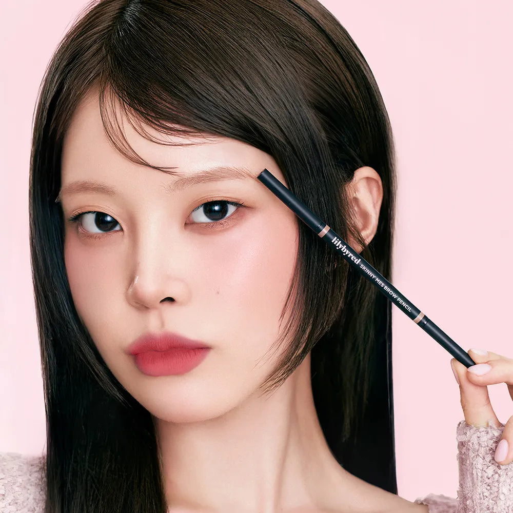 LILYBYRED Skinny Mes Brow Pencil, stylo à sourcils de la marque sur le visage d'une femme, application sur fond rose