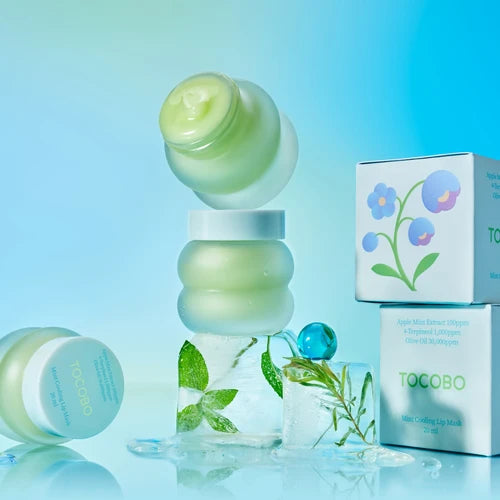 TOCOBO Mint cooling Lip Mask : masque lèvres mentholé, pack bleu sur fond frais avec feuilles et cristaux