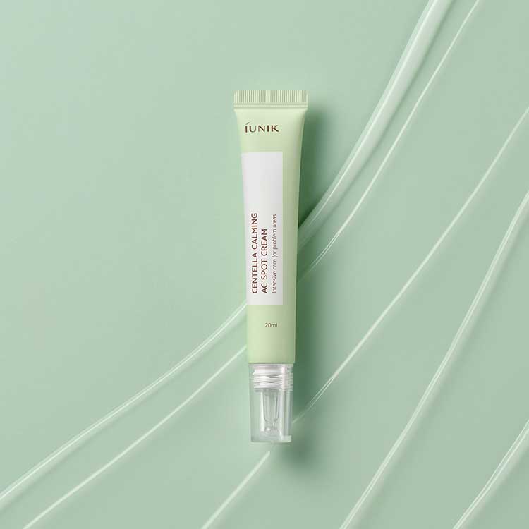 iUNIK Centella Calming AC Spot Cream 20ml de la marque iUNIK, tube sur fond vert avec lignes élégantes