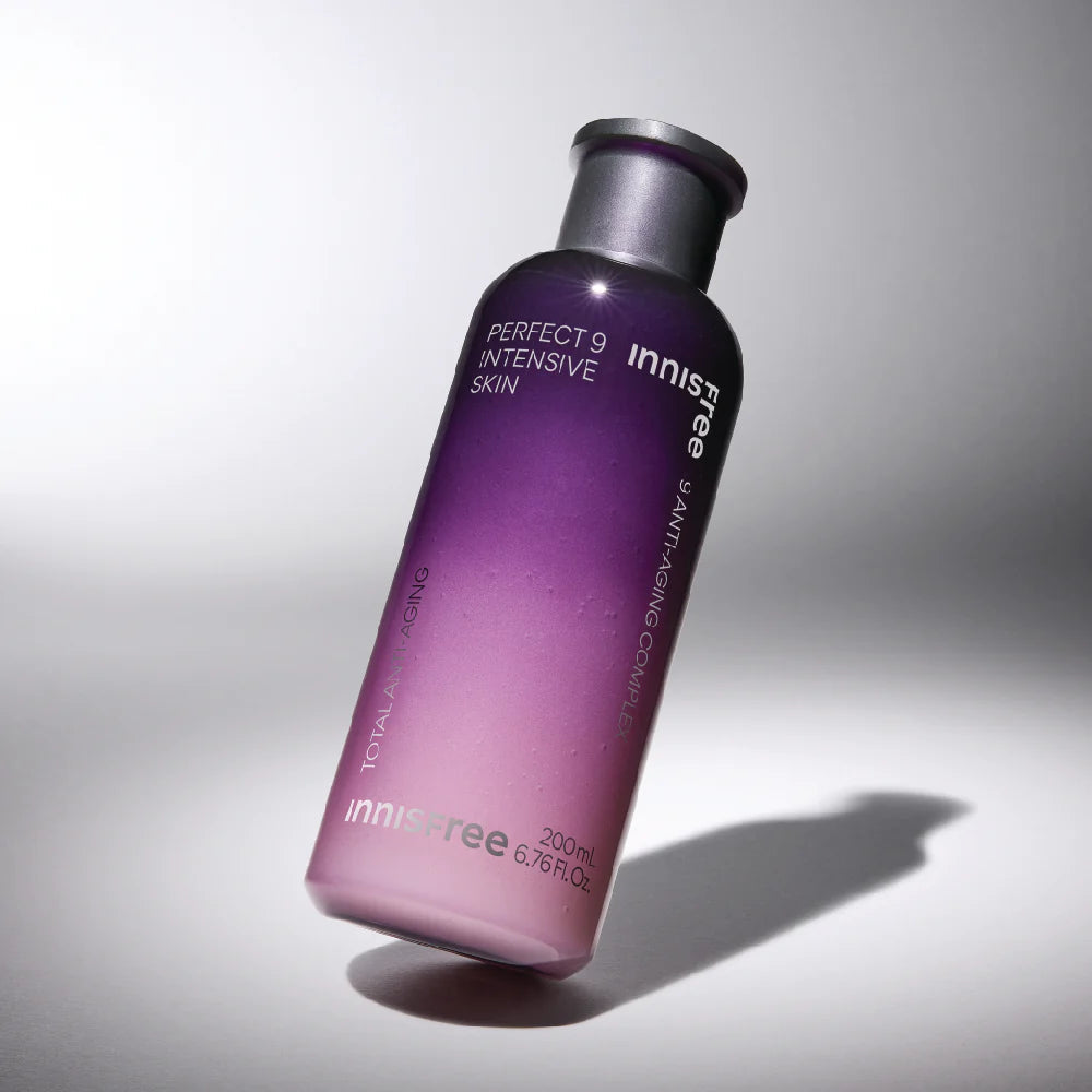 INNISFREE Perfect 9 Intensive Skin 200ml, flacon violet Innisfree sur fond clair, produit beauté en gros plan.