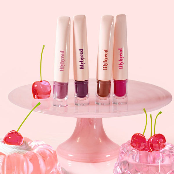 LILYBYRED Tangle Jelly Balm de la marque sur présentoir rose, avec cerises rouges et éclairage doux.