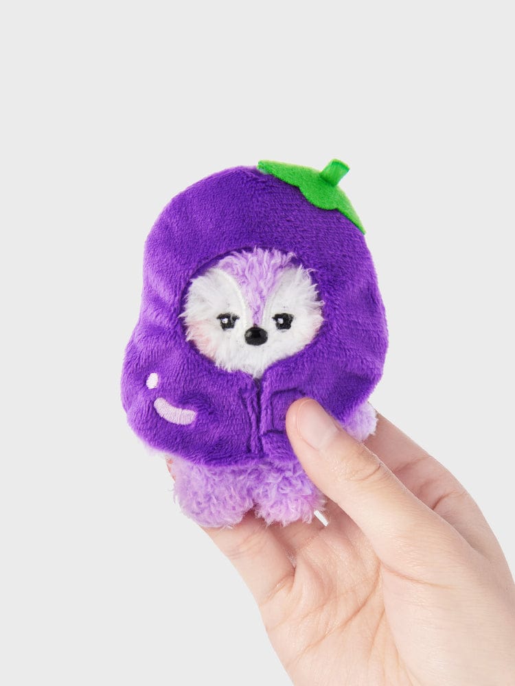 BT21 MANG mini minini VEGGIE DOLL, peluche violette MANG, main tenant la figurine, fond clair, style décor chambre