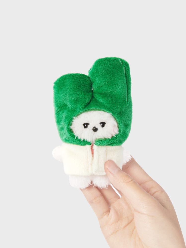 BT21 RJ mini minini VEGGIE DOLL, peluche officielle alpaga Jin BTS, tenue en main sur fond clair, style mini décor chambre