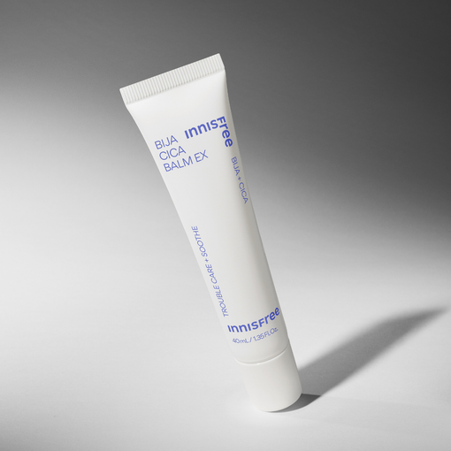 INNISFREE Bija Cica Balm Ex, tube crème apaisante sur fond gris clair, prise studio produit, éclairage doux.