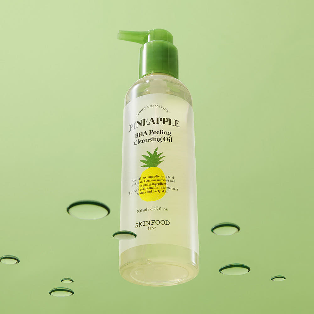 SKINFOOD Pineapple BHA Peeling Cleansing Oil 200ml, huile nettoyante marque SKINFOOD sur fond vert pastel, flacon pompe