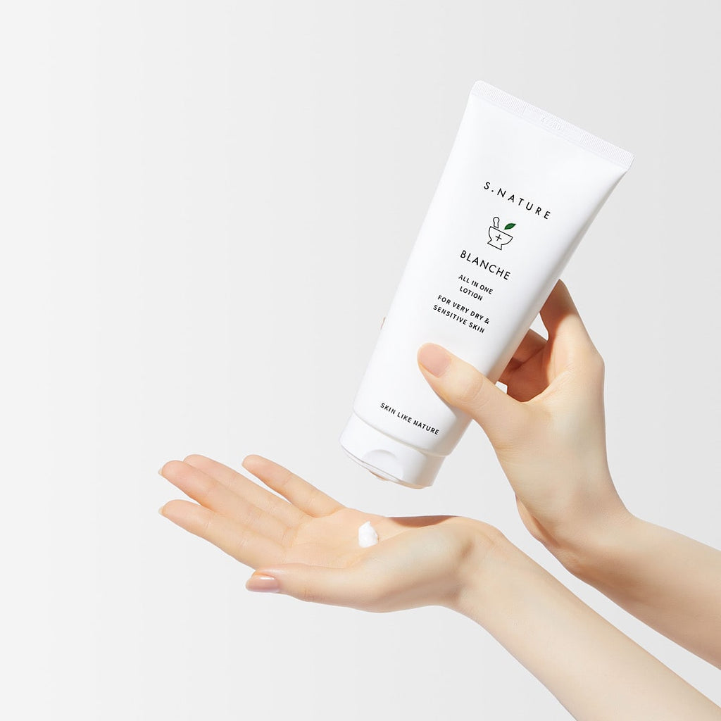 S.NATURE Blanche Lotion 200ml, crème blanche S.NATURE, en main, contexte visuel soin beauté sur fond clair.