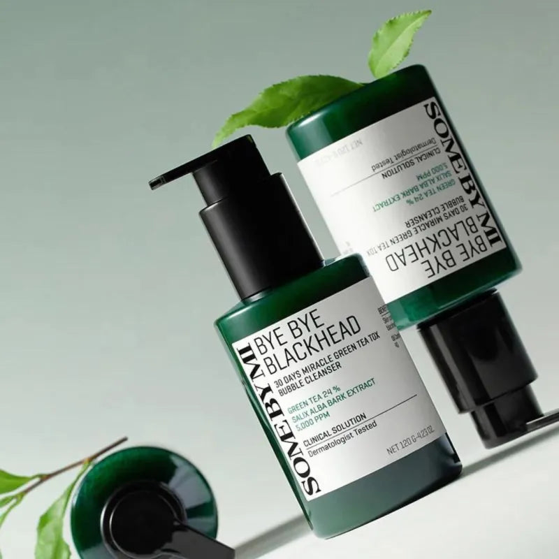 SOME BY MI Bye Bye Blackhead Bubble Cleanser 120g, flacon vert sur fond vert, ambiance skincare beauté