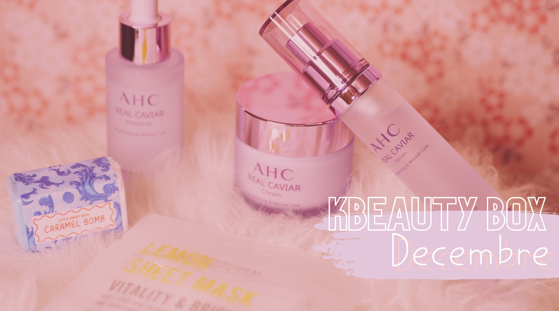 Produits de soins de la K Beauty Box de Décembre 2022 avec masque en feuille AHC et sérum sur fond floral.