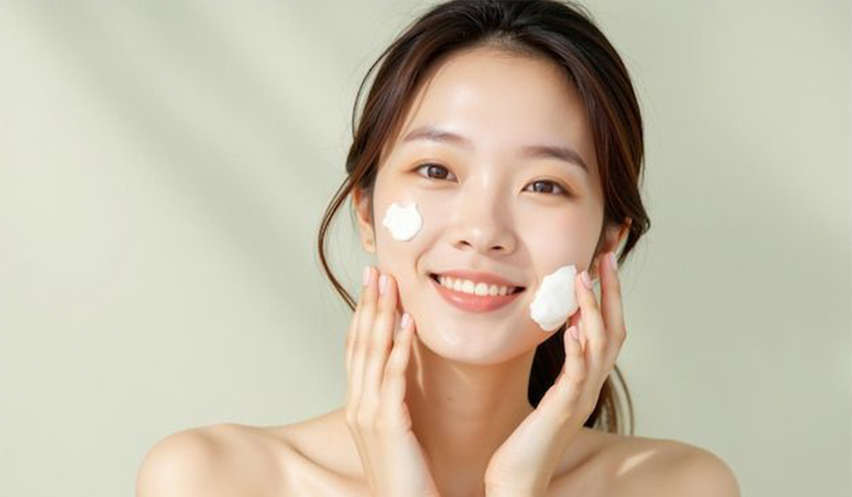 Femme appliquant des produits de soin coréens - Brillez comme une star de K-Drama : Les meilleurs produits de soin coréens à découvrir.