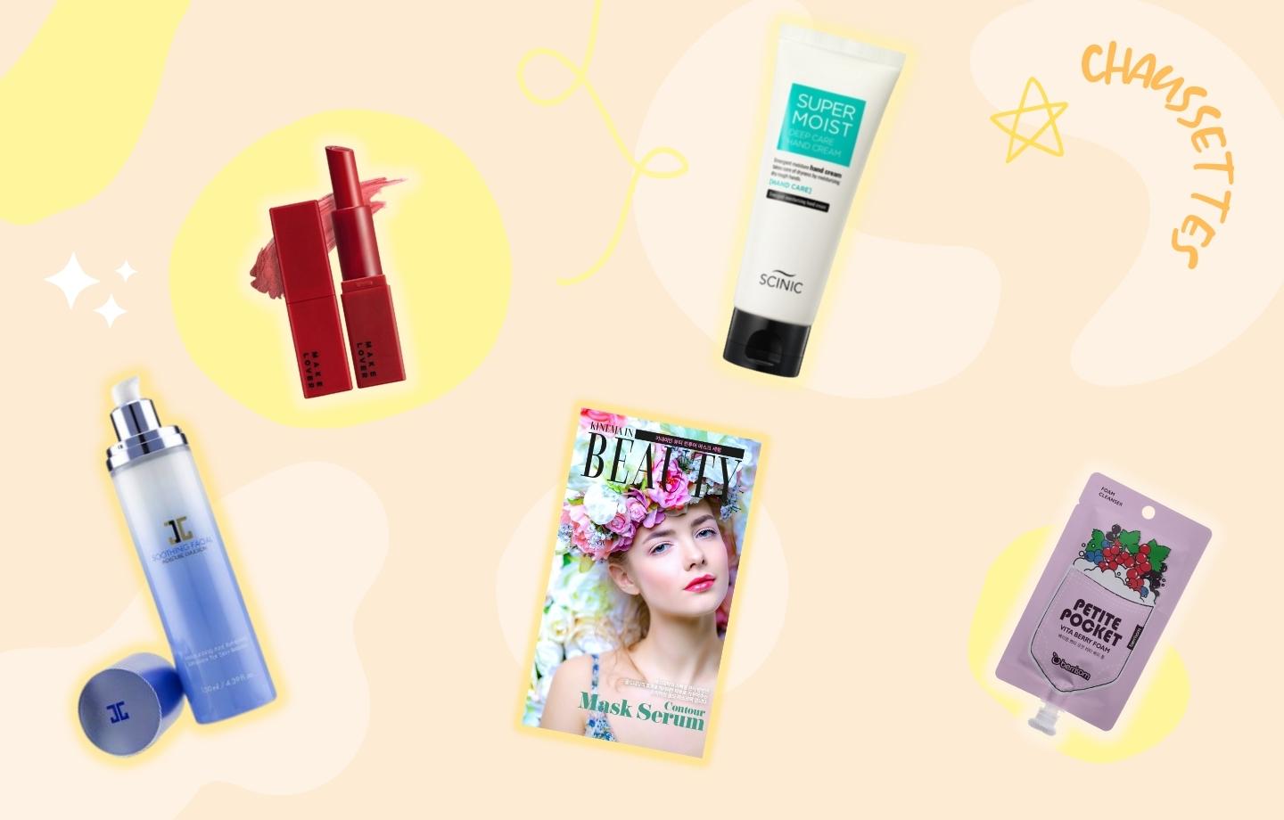 Produits de la K Beauty Box de Septembre 2022 avec soin de la peau et maquillage coréen, fond jaune, texte "chaussette" en orange.