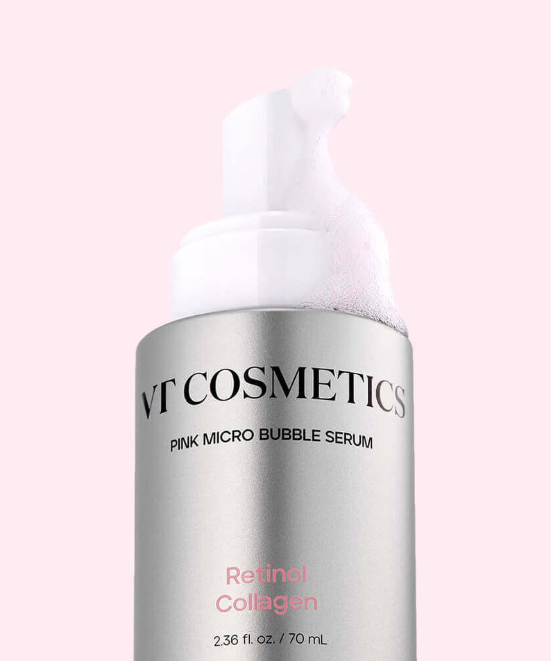 Flacon du VT COSMETIC Retinol Collagen Pink Microbubble Serum 70ml avec microbulles sur fond rose.