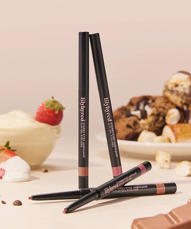 LILYBYRED Starry Eyes 9 to 9 Slim Gel Eyeliner, marque LILYBYRED, stylos eye-liner sur table avec desserts