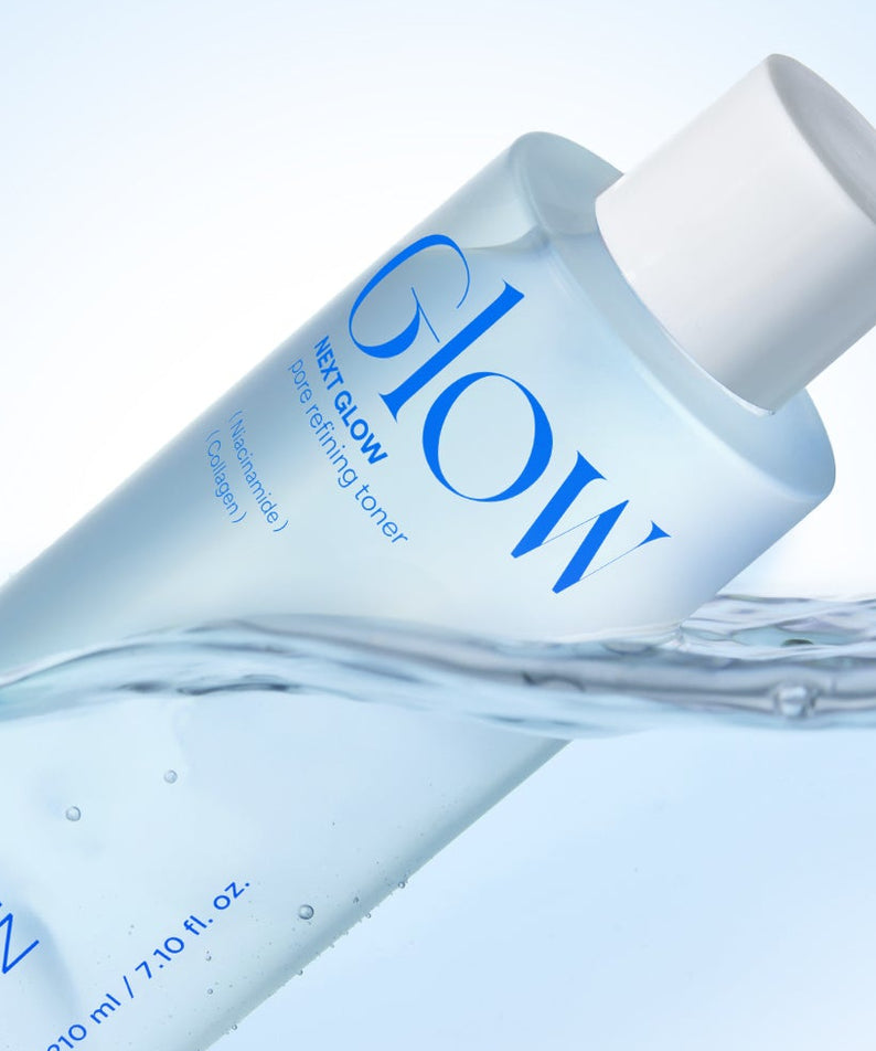 Bouteille de 210ml de NEOGEN Next Glow Pore Refining Toner sur fond bleu clair, produit de soins pour le visage.