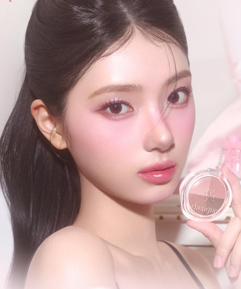 Femme tenant DASIQUE Multi Quad Shadow, maquillage subtil et élégant. Accent sur la texture et les nuances des yeux.