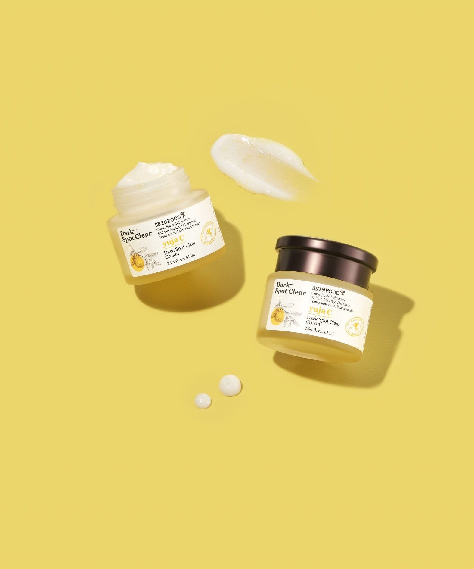 SKINFOOD Yuja C Dark Spot Clear Cream 70ml de SKINFOOD, crème pour taches brunes sur fond jaune ensoleillé.
