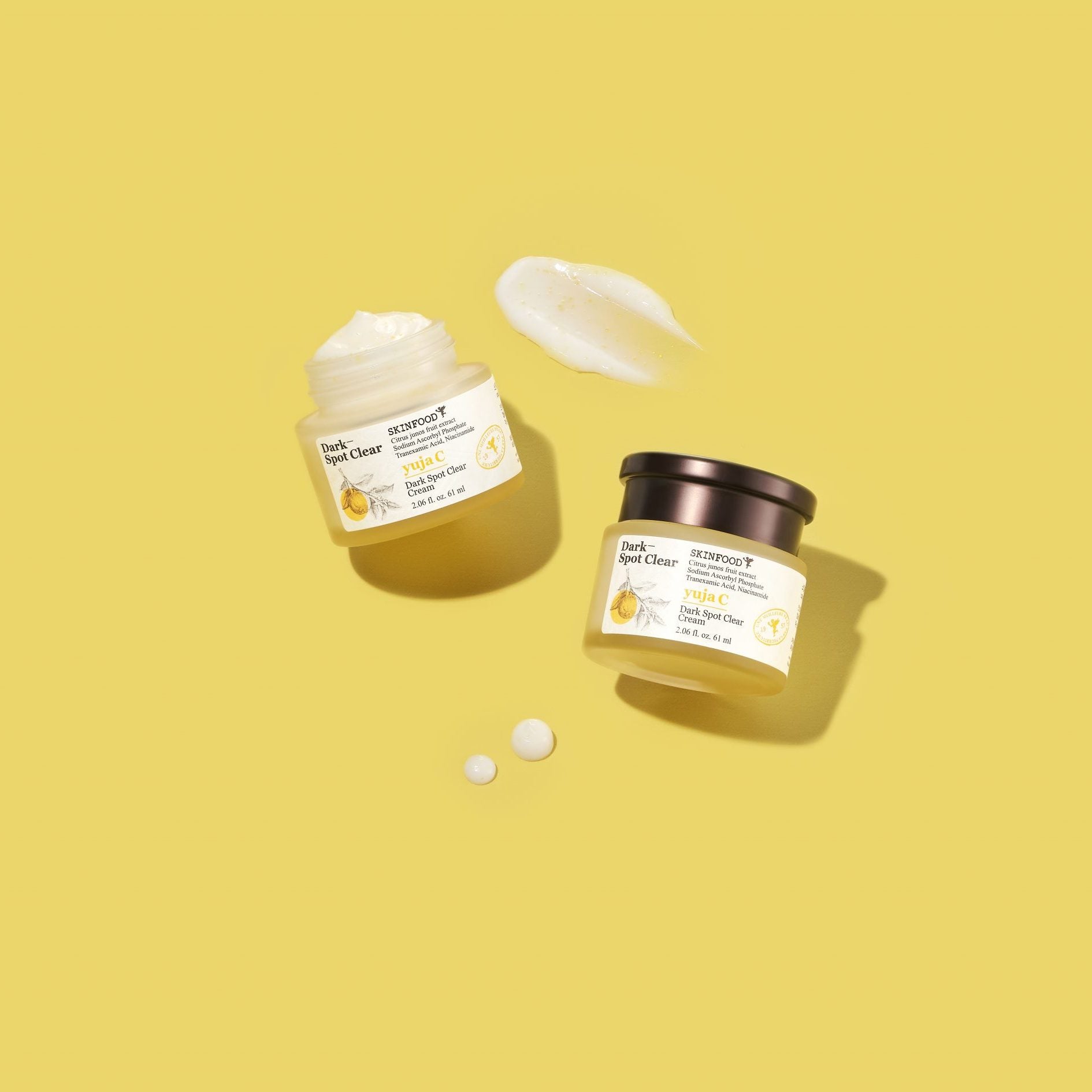 SKINFOOD Yuja C Dark Spot Clear Cream 70ml de SKINFOOD, crème pour taches brunes sur fond jaune ensoleillé.