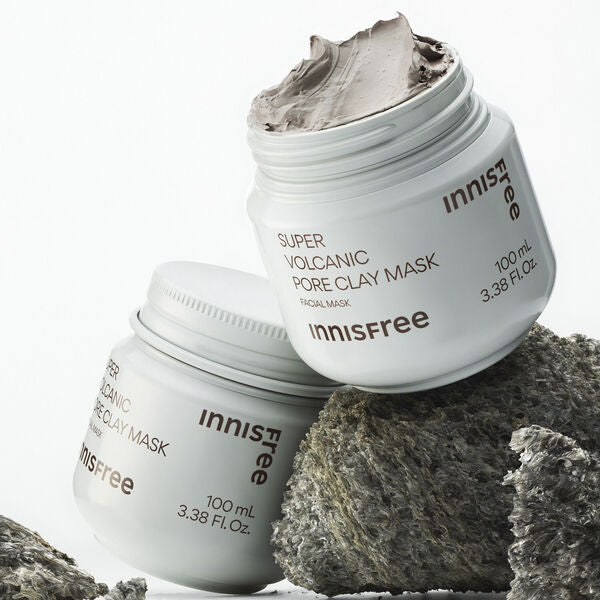 INNISFREE Super Volcanic Pore Clay Mask 100ml, marque Innisfree, pot de masque avec pierre volcanique noir, fond blanc