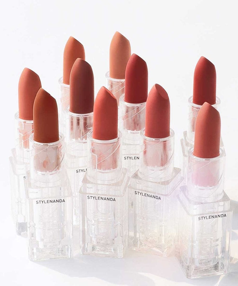 Pack de 3CE Soft Matte Lipstick sur fond clair, tubes transparents, teintes nude et rouges, marque 3CE visible.