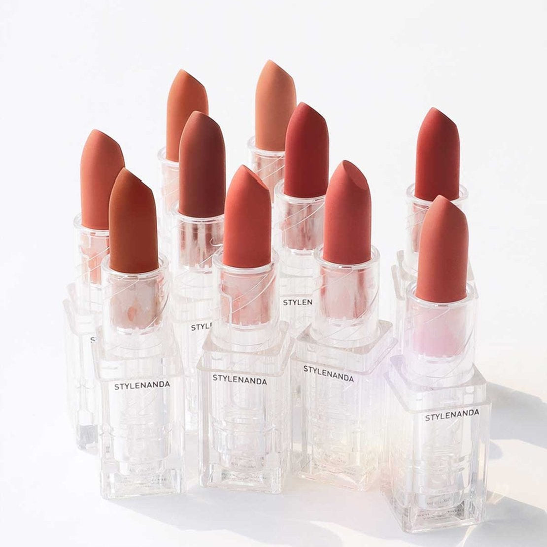 Pack de 3CE Soft Matte Lipstick sur fond clair, tubes transparents, teintes nude et rouges, marque 3CE visible.