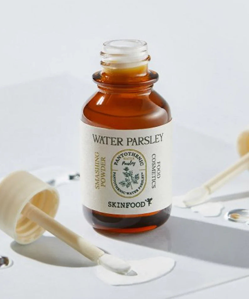 SKINFOOD Pantothenic Water Parsley Smashing Powder 15ml, flacon brun sur fond blanc, sérum de pharmacie cosmétique.