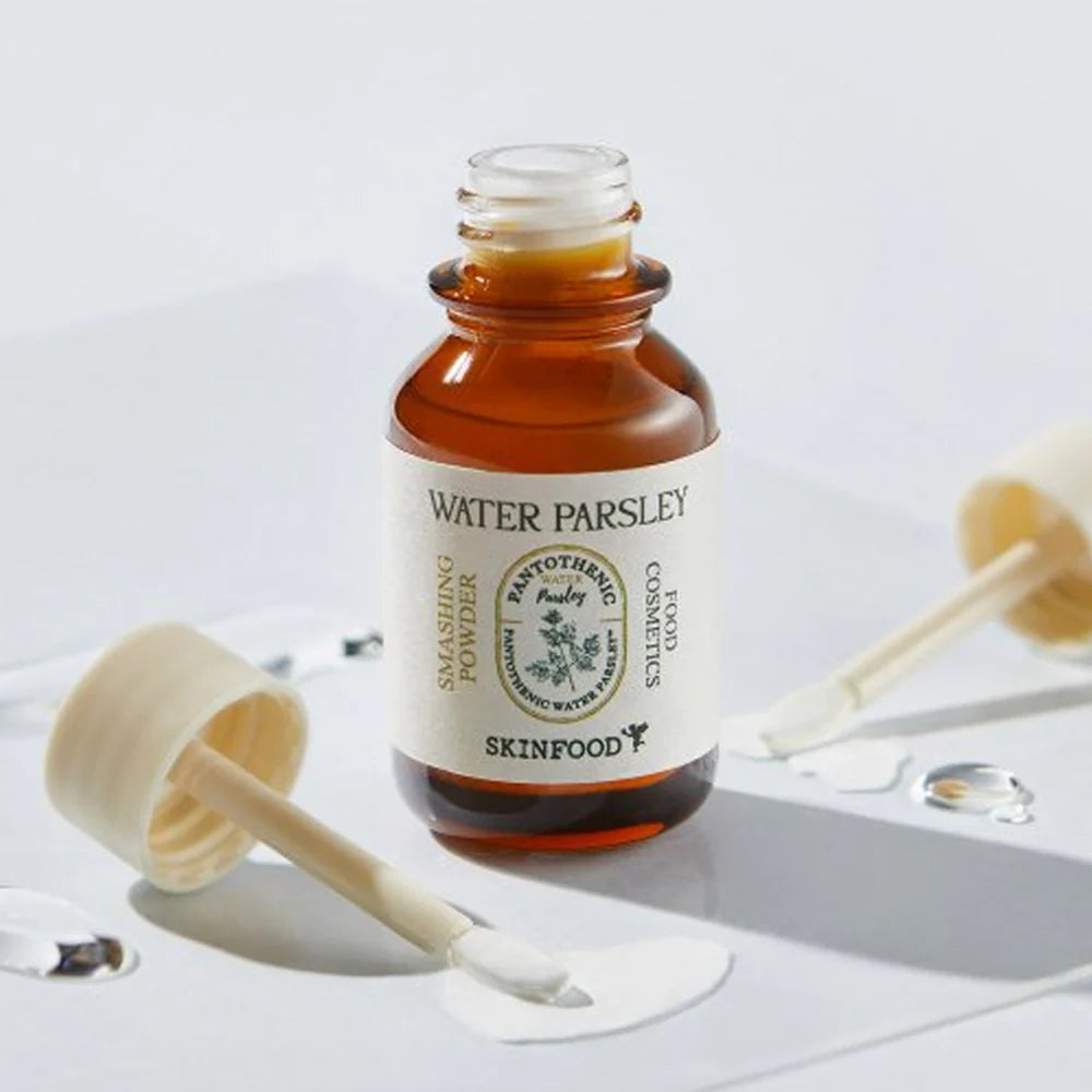 SKINFOOD Pantothenic Water Parsley Smashing Powder 15ml, flacon brun sur fond blanc, sérum de pharmacie cosmétique.