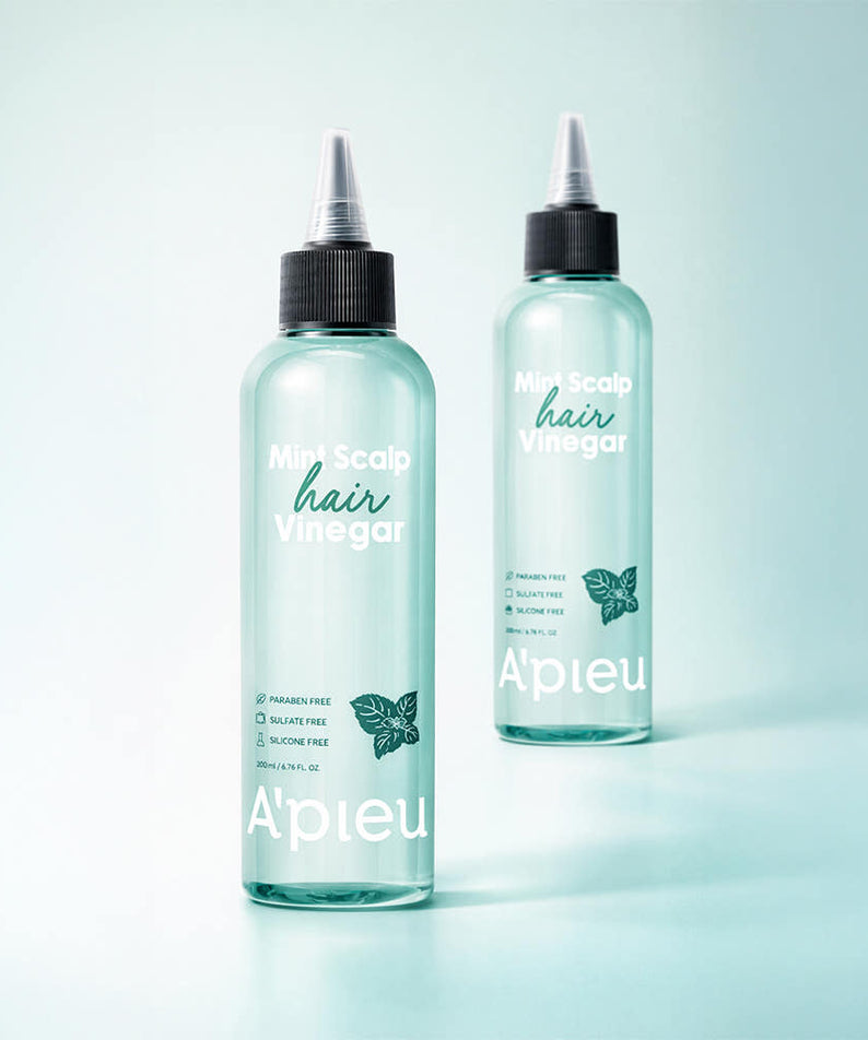 A'PIEU Mint Scalp Hair Vinegar 200ml, flacons A'pieu à la menthe, sur fond clair bleu, contexte beauté capillaire.