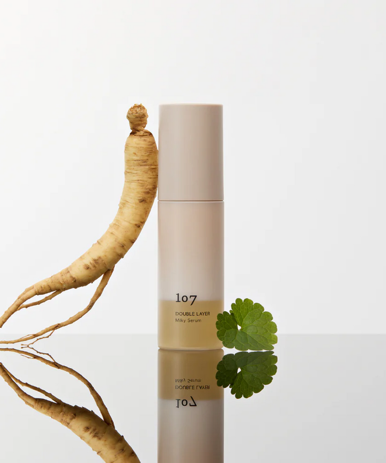 107 Double Layer Milky Serum 50ml de la marque 107, flacon crème beige sur fond blanc, racine de ginseng et feuilles de menthe