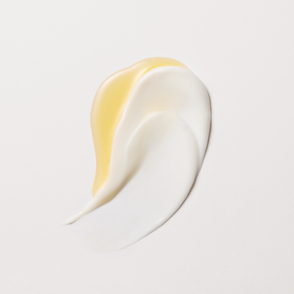 Texture crème onctueuse de 107 Double Layer Milky Serum 50ml, photo fond blanc, pour soin visage 107.