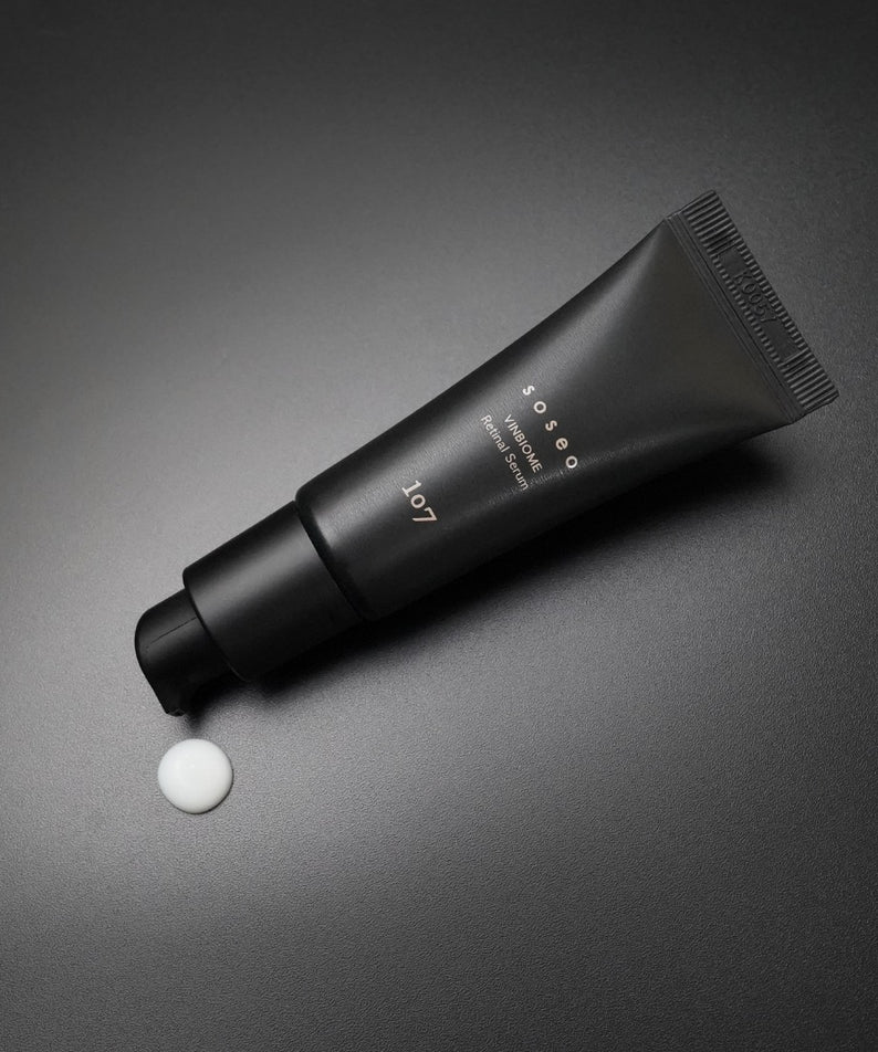107 Soseo Vinbiome Retinal Serum 20ml en tube noir avec crème sur fond sombre, idéal pour soins anti-âge et revitalisants.