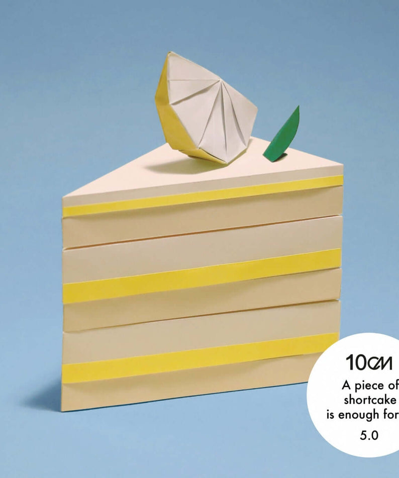 10CM - 5th Album [5.0] - Album Kpop de 10CM, album stylisé sur livre jaune et cube géométrique, fond bleu.
