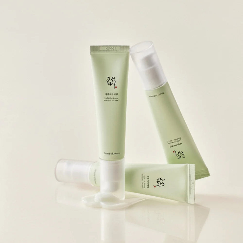 Décris l'image en français: BEAUTY OF JOSEON Light On Serum Centella+ Vita C 30ml, marque, flacons vert clair sur fond blanc.