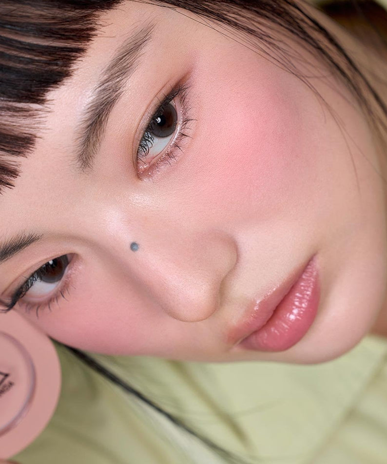 3CE Face Blush Mood Recipe sur peau, gros plan maquillage, maquilleuse près du visage, teinte rose naturelle