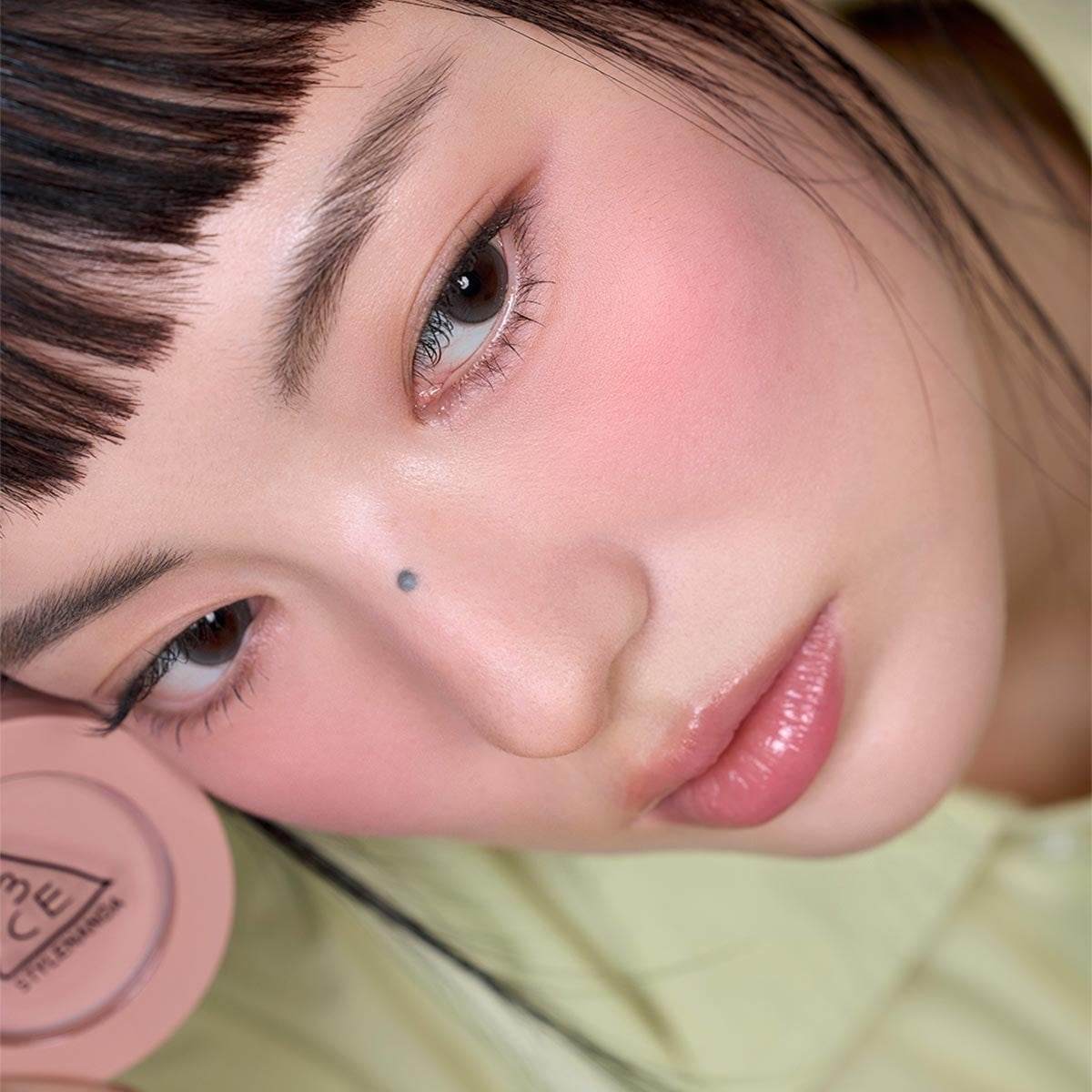 3CE Face Blush Mood Recipe sur peau, gros plan maquillage, maquilleuse près du visage, teinte rose naturelle