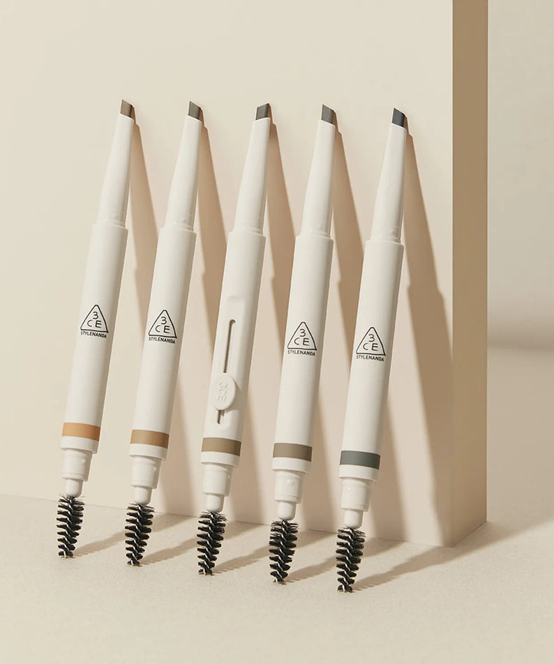 3CE Easy Brow Designing Pencil : crayons sourcils 3CE sur fond beige, présentation visuelle maquillage