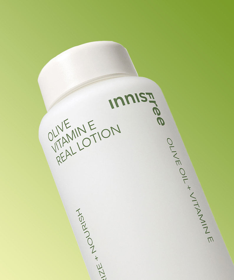 INNISFREE Olive Vitamin E Real Lotion 170ml, bouteille blanche sur fond vert, marque Innisfree en gros plan