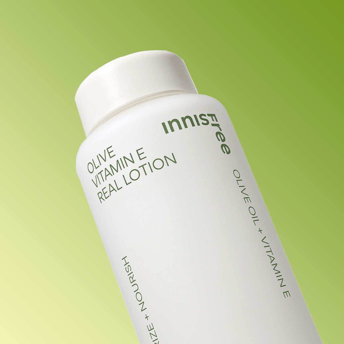 INNISFREE Olive Vitamin E Real Lotion 170ml, bouteille blanche sur fond vert, marque Innisfree en gros plan