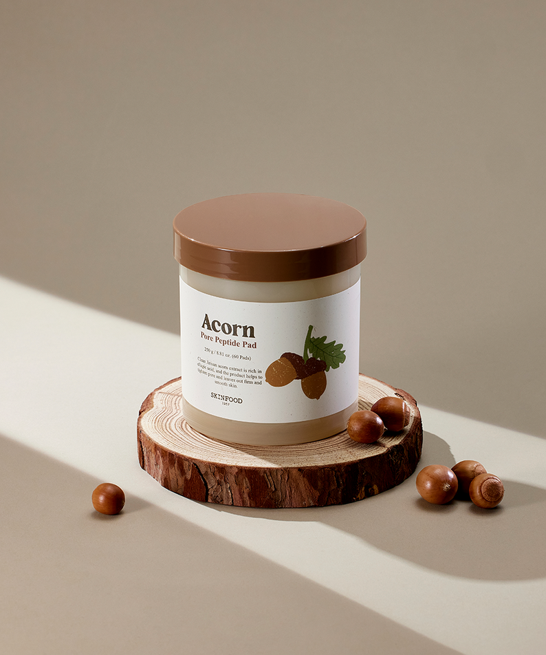 SKINFOOD Acorn Pore Peptide Pad 60 sheets, pot crème sur rondin de bois, noisettes et ombre douce, visuel produit