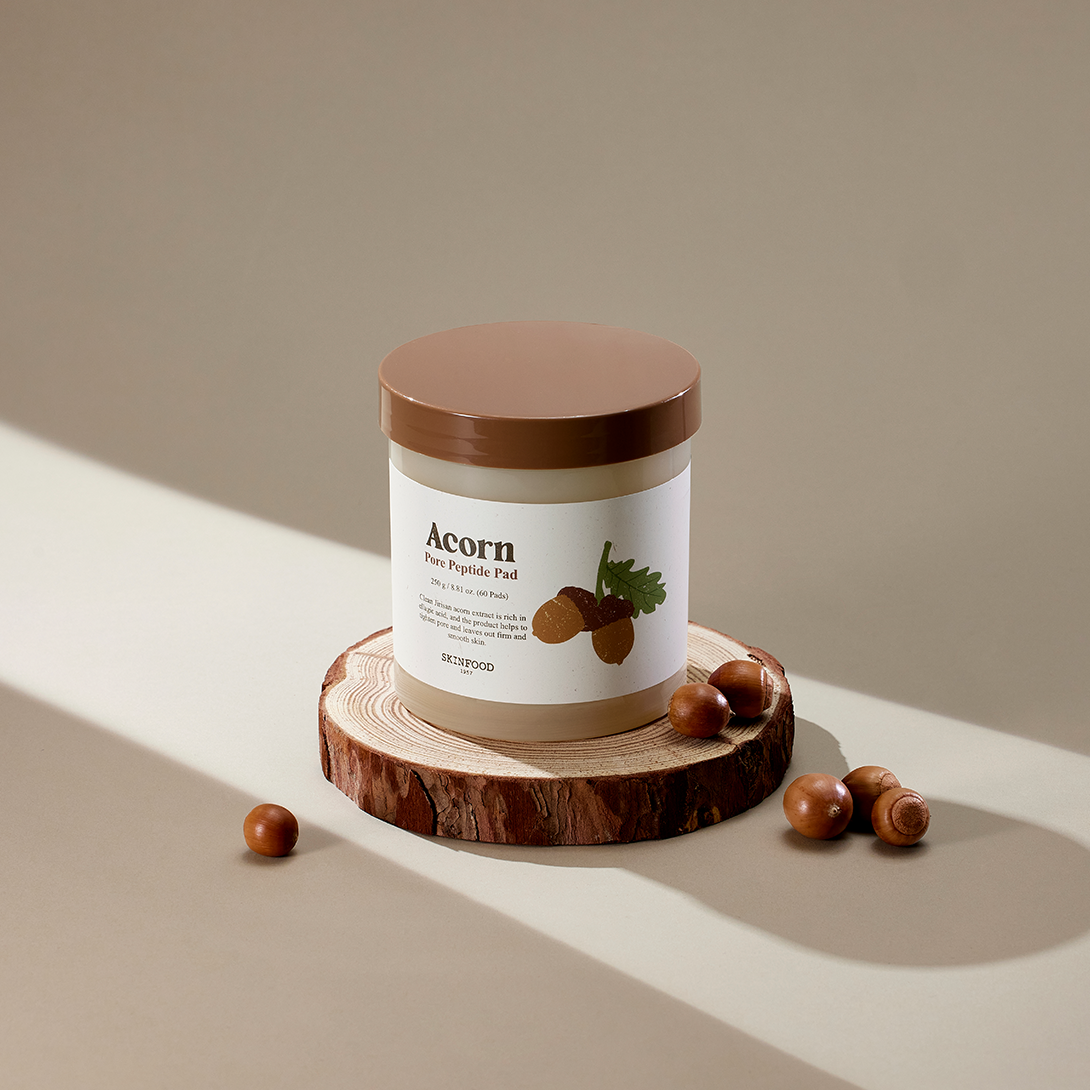 SKINFOOD Acorn Pore Peptide Pad 60 sheets, pot crème sur rondin de bois, noisettes et ombre douce, visuel produit