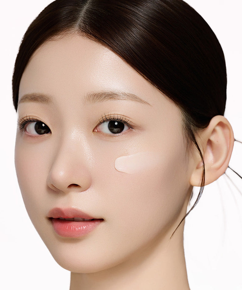 SUNGBOON EDITOR Red Aloe Vera Baha Reno Trouble Relief Soothing Cream, visage modèle avec crème apaisante, contexte beauté