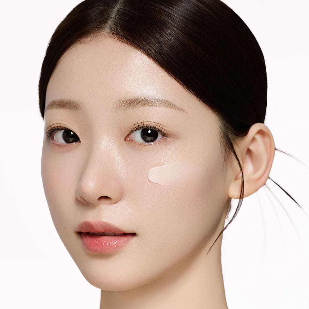 SUNGBOON EDITOR Red Aloe Vera Baha Reno Trouble Relief Soothing Cream, visage modèle avec crème apaisante, contexte beauté