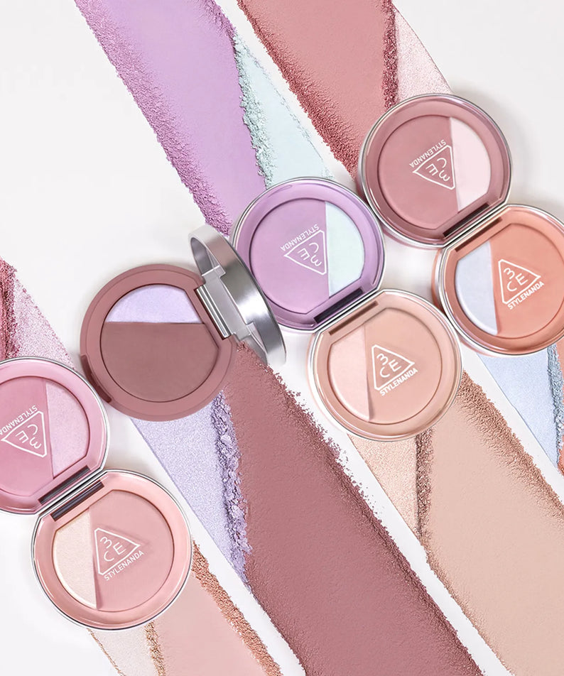 3CE  Blushlighter de 3CE, palette blush lumineux sur fond blanc, dégradés rose, nude et métallique