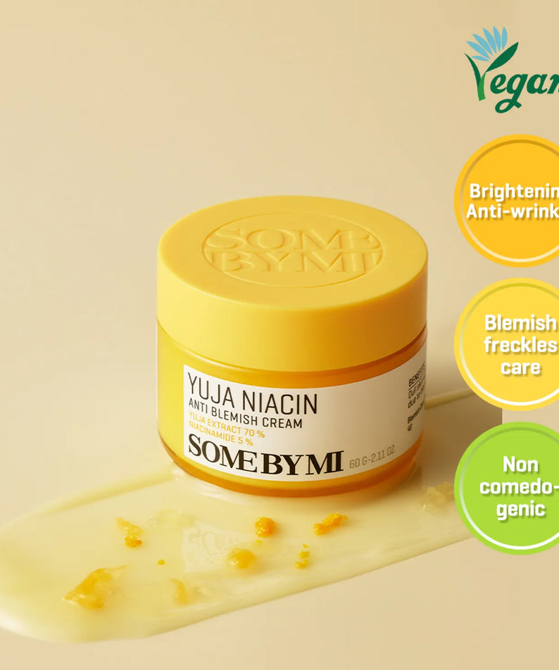 Décris l'image en français : SOME BY MI Yuja Niacin Anti Blemish Cream 60g de SOME BY MI sur fond beige, pot jaune.